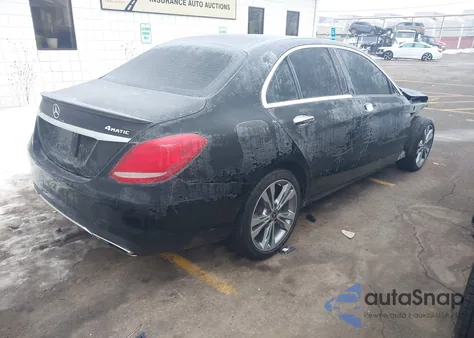 2018 Mercedes-Benz C 300 4Matic z USA, uszkodzony, nr VIN 55SWF4KB6JU260080